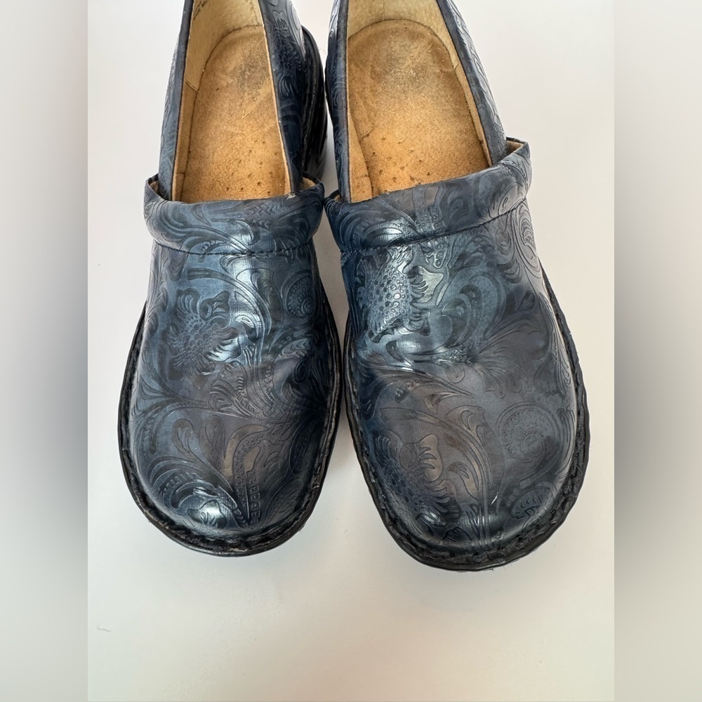 BASS Sheena Tooled Textured Paisley Slip On Blue Shoes Clogs Women's Size 9.5
